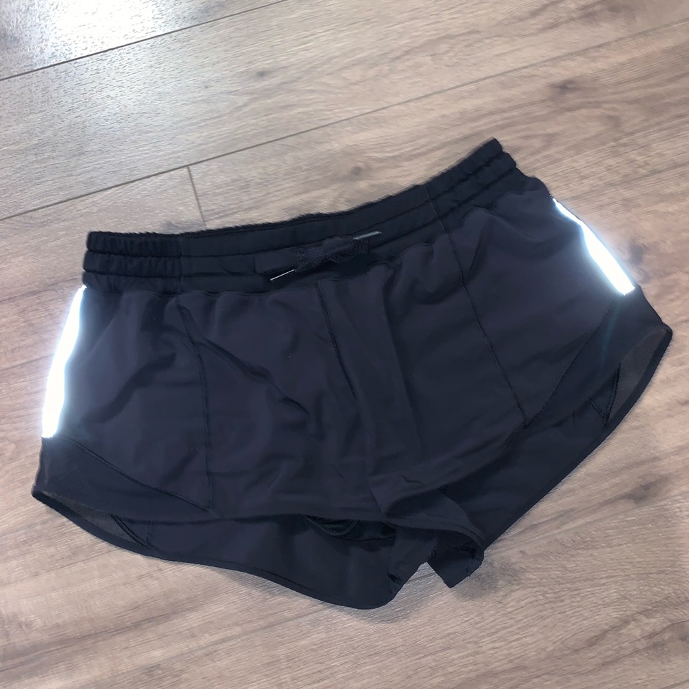 LULULEMON HOTTY HOT 2.5" BLACK SHORTS SIZE 8 REG💫
